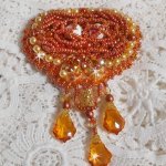 Rumba brosch broderad med Swarovski kristaller, strass, mandarin navetter, runda pärlor och fröpärlor.