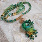 Green Iris halsband broderat med smaragdgrön DMC-bomull, Swarovski-kristaller, harts- och fröpärlor.