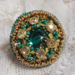 Grön Iris ring broderad med en Mirror cabochon med Swarovski crystal chatons