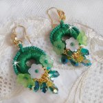 BO Green Iris broderad med smaragdgrön DMC-bomull och Swarovski-kristalldroppar.