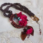 Belle Hélène Haute-Couture halsband med tygblommor och pärlemorblad