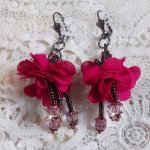 BO Belle Hélène skapad med en fuchsia tygblomma, facetter och rocailles i antik kristallbrons.