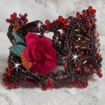 Belle Hélène armband helt i fröpärlor, tygblomma, ädelstenspärlor (gul/vit kalcit) och fröpärlor