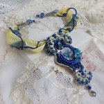 Haute-Couture Blue Palace hängande halsband med färgade fröpärlor och Swarovski-kristaller