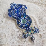 Blue Palace Haute-Couture brosch broderad med Swarovski-kristaller, runda pärlpärlor, bohemiska glasfacetter och fröpärlor.
