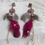 Navajo Fuchsia och Brown BO med glaspärlor, Swarovski-kristaller och fjädrar.