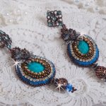 BO Ilycia Charming broderad med två turkosgröna facetterade cabochoner och Swarovski-kristaller.