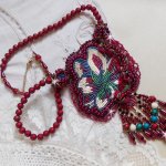 Halsband Enchantement d'Automne broderat med Bordeauxpärlor, spets, olika pärlor och fröpärlor.