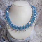 Light Azur halsband med Swarovski kristallpärlor och glasdroppar