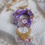 Laureline hängande halsband broderat med lila DMC-bomull, Swarovskikristaller och frodiga blommor.