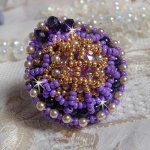 Laureline ring broderad med platta runda pärlor och en Swarovski-kristallcabochon.