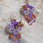BO Laureline broderad med Swarovski-kristaller, lila DMC-bomull, Lucite-blommor och fröpärlor.
