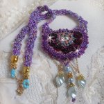 Freesia halsband broderat med Fuchsia hartsrosor marmorerade med Rose, Swarovski kristaller och fröpärlor.