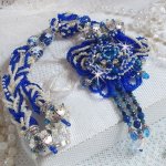 Lotus Flowers halsband broderat med Capri Blue/White venetianska pärlor och Swarovski kristaller