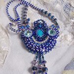 Paris Divine halsband broderat med Swarovski-kristaller, bohemiska kristallpärlor och fröpärlor 