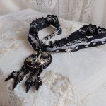 Goldnight hängande halsband broderat med Swarovski-kristaller i barock stil