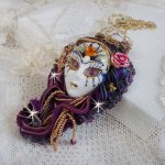 La Passionnée de Venise hänge broderat med Shibori sidenband, halvädeliga sugilitpärlor, kristaller och olika pärlor.