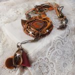 Amber Romance halsband Broderat med karamell/orange/mahogny läder, halvädelstenar (agat, citrin, picasso-jasper) och Swarovski-kristaller.