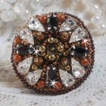 Amber Romance ring broderad med Swarovski Crystal och svarta, magiska pärlor och fröpärlor.