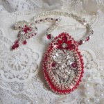 Drigon Red halsband broderat med röda Swarovski-kristaller, silverpärlor, strassstenar, 925/1000 silverlås och kedjor.