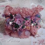 Jardin Poétique manschettarmband broderat med Old Rose Antique spetsar, Swarovski-kristaller, 18 och 24 karat guldpläterade tillbehör, pärlemor, pärlor och pärlpärlor