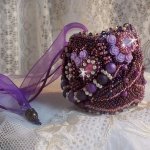 Kinesiskt armband med lila stenar broderat med fina stenar: sugiliter, Swarovskikristaller, fröpärlor och ett lila organzaband.