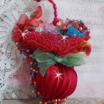 Ruby Umbrella Brooch broderad med rött sidenband, Swarovski-kristaller, Lucite-blommor, bohemiska glaspärlor och fröpärlor.