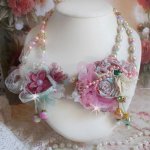 Douceur Poudrée Haute-Couture halsband skapat med spetsar, Swarovski kristaller, jade, pärlor, Flash Gold pläterade tillbehör på 24 karat mässing och rocailles.
