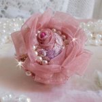 Douceur Poudrée Haute-Couture-ring skapad med mycket fina spetsar, Old Rose Antique Organza-band, Swarovski-kristaller och Miyuki-fröpärlor.