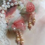 BO Douceur Poudrée skapad med Organza band, tyll, Swarovski kristaller, bohemiska glaspärlor och rocailles.