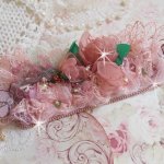 Douceur Poudrée-armband med fin rosa spets, Swarovski-kristaller, glaspärlor, fröpärlor och guldpläterade tillbehör.