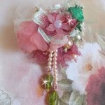 Soft Powdered brosch skapad med spets, organza band, Swarovski pärlor, glaspärlor och fröpärlor. 