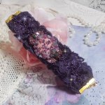 Lady Romantic manschettarmband broderat med fröpärlor på rosa linnetyg med 1950-talets lila spetsar och kristaller.