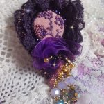 Romantisk Lady brosch broderad med 1950-talets lila spets, kristaller, frö- och glaspärlor.