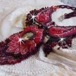 Kardinalhalsband broderat i rött och svart med röd jaspis, onyxpärlor och Swarovskikristaller.