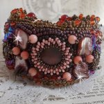 Topaz Manschett armband broderat med en pärlemor mahogny skiva, ametist, ljusrosa korall, Swarovski kristaller och fröpärlor