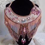 Eternal Rose halsband broderat med halvädelstenar och full av olika kvalitetspärlor.