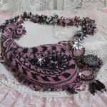 Halsband plastrron Ville d'un Soir Noir et Rose, en reflektion av ljus broderat med kvarts och Swarovski-kristaller