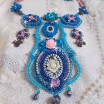 Belle Epoque halsband, Haute-Couture broderat med Swarovski-kristaller och olika vackra pärlor.