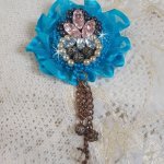 Belle Epoque Haute-Couture brosch är broderad med Swarovski-kristaller, runda pärlor, berlocker, band och fröpärlor.