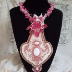 Rosa liljehalsband med vit Howlite ädelsten, fröpärlor, spets och olika pärlor Haute-Couture stil