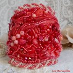 Coralie armband broderat med röd korall, ljusrosa och fröpärlor