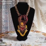 Aura-halsband, en färggradering som representeras av en Shibori-silkefärg och en vacker fin sten 'bärnsten'.