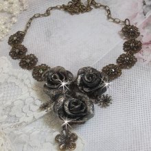 Steampunk Queen halsband skapat med svarta och bruna porslinsrosor, kristallcabochoner och bronstillbehör.