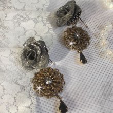 BO Steampunk Queen skapad med svarta porslinsrosor, Swarovski-kristallcabochoner, glasdroppar och mässingstillbehör.