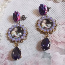 BO La Lavendière skapad med cabochoner av förstoringsglas, PureCrystal kristaller, cabochoner av harts, guldpläterade och bronsfärgade mässingstillbehör.