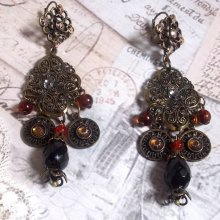 BO Milady Broc" skapad med stämplar, droppar, mässingsbrickor, strass, PureCrystal cabochons och glaspärlor.