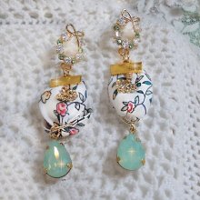 BO Liberty Flowers skapad med opalkristallkabinetter; Guldpläterade örhängen och olika accessoarer.