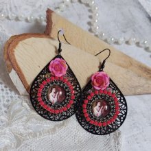 BO Look Coco skapad med förstorande glascabochoner som föreställer en kvinna med sin papegoja, svarta filigranhängsmycken, glas- och hartspärlor.