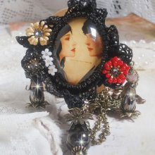 Love Romance halsband skapat med kristaller, en oval cabochon som representerar två kvinnor, kvarts, hematit, guldpläterade pärlor och andra tillbehör.